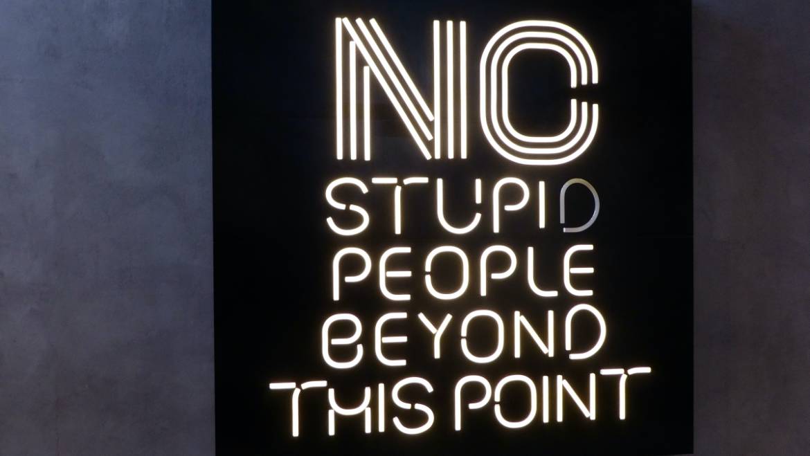 Perché bisogna rifuggire gli stupidi come la peste