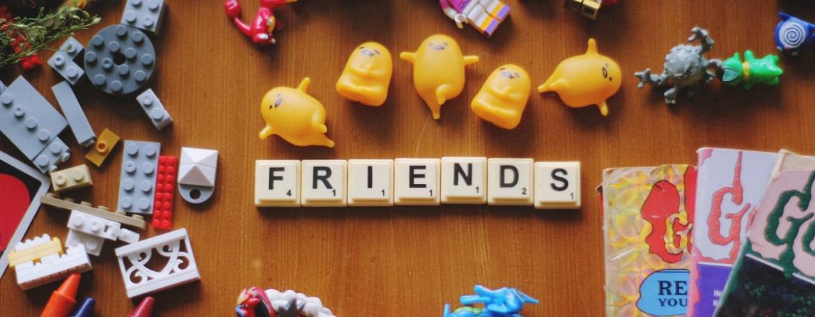 Circondarsi di Persone Positive e l’Enciclopedia Umana: la Finta Amica