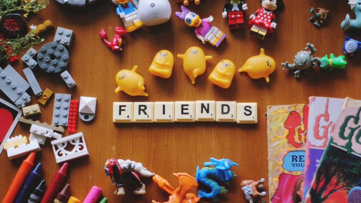 Circondarsi di Persone Positive e l’Enciclopedia Umana: la Finta Amica